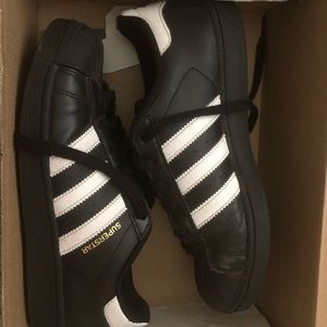 black adidas superstar